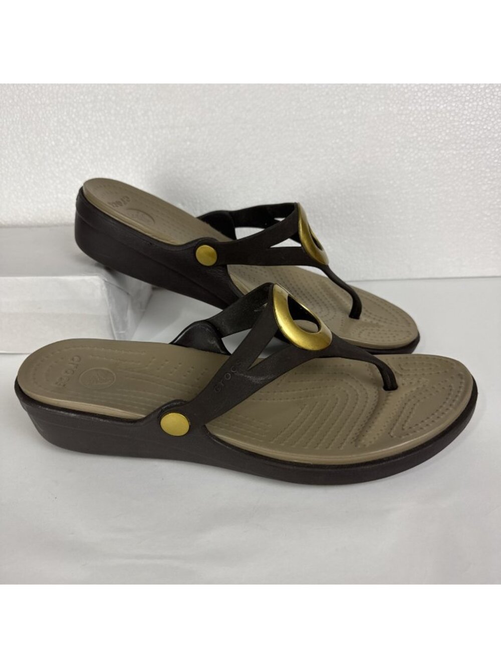 Crocs Brown Sanrah Flip Flop Wedge Sandals Women's size 11 gold circles slip on